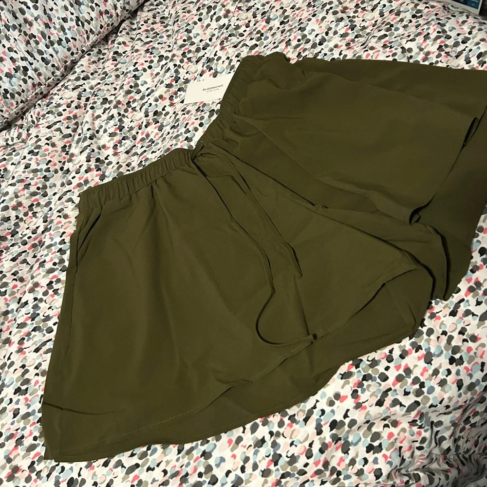 Drawstring Fluttery Shorts - Picture 4 of 4